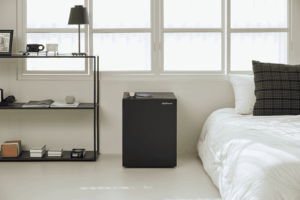 白いベッド、黒の棚の間に置かれたソーホー、ブラック／パネル：コールブラック