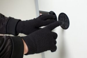 金庫に暗証番号を入力している様子