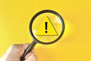 虫眼鏡と注意マーク