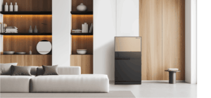 モダンな高級リビングに設置されたディプロマットのNEXTPLUSシリーズ（ベージュ／グレイ）。90分耐火と高い防盗性能、洗練されたツートンカラーがインテリアに調和している様子