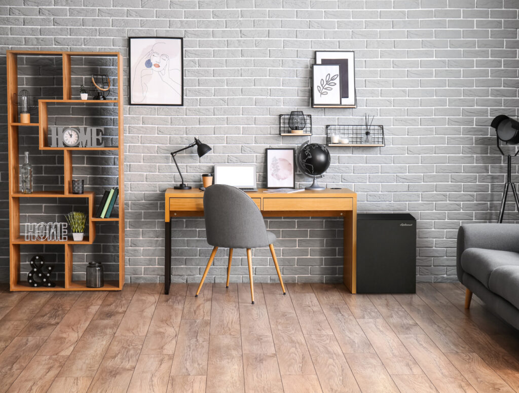 見える場所に置く金庫、隠しておく金庫。